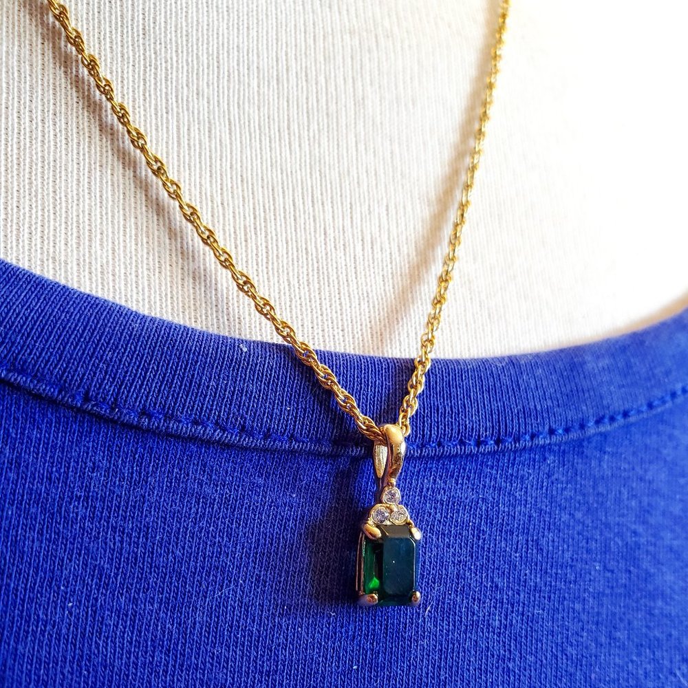 17" Gold Tone Green Glass Pendant Necklace Elegant Simple Women Fashion Design